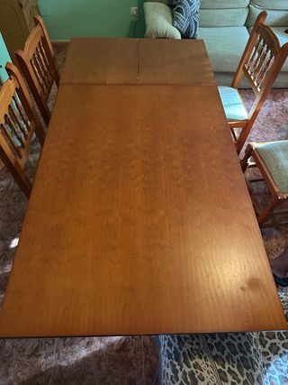 Mesa de comedor extensie de madera, con 6 sillas.
