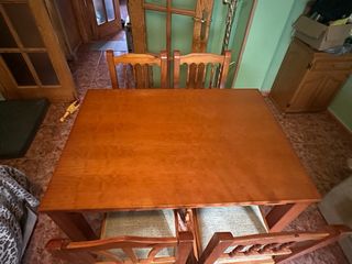 Mesa de comedor extensie de madera, con 6 sillas.
