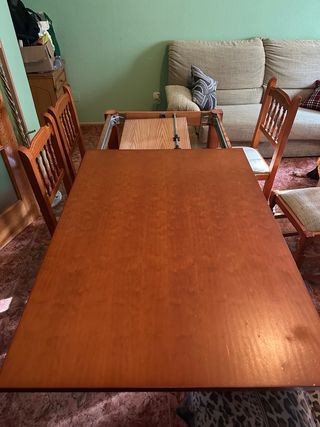 Mesa de comedor extensie de madera, con 6 sillas.
