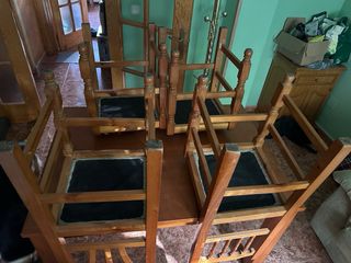 Mesa de comedor extensie de madera, con 6 sillas.
