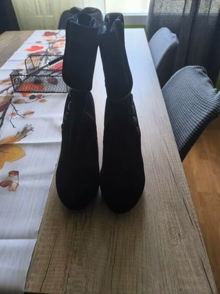 Botines negros muy poco uso 