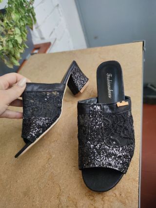 Zapatos de tacón negros y dorado