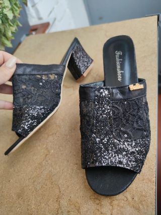 Zapatos de tacón negros y dorado