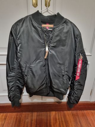 Bomber Alpha Industries MA-1 Slim Fit Negra.