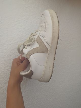 Zapatillas Victoria blancas y beige