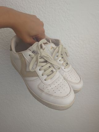 Zapatillas Victoria blancas y beige