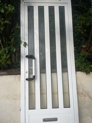 Puerta exterior aluminio blanco