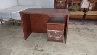 Escritorio de madera maciza con cajonera
