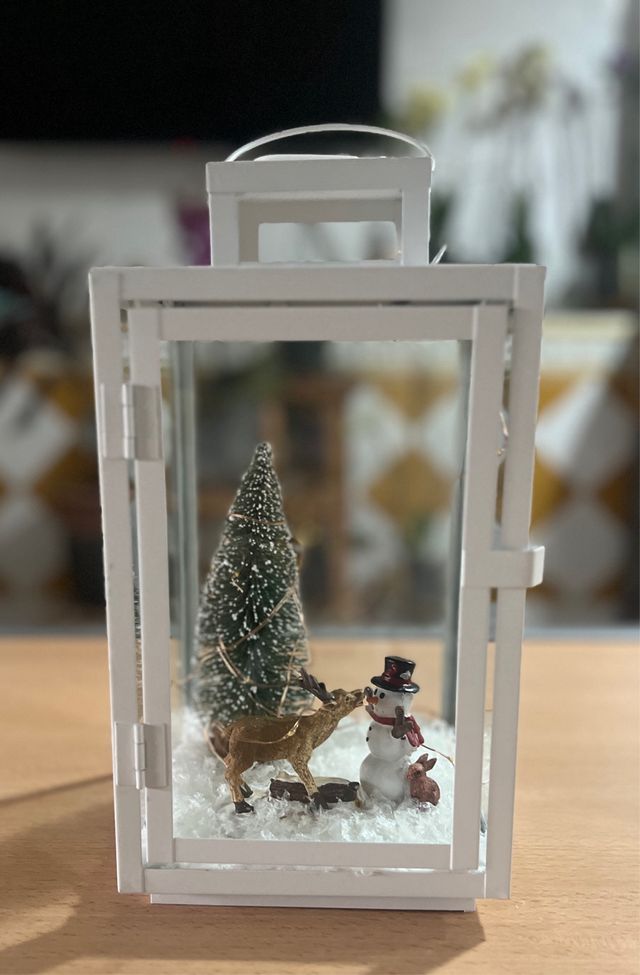 Farolillo con escena navideña.