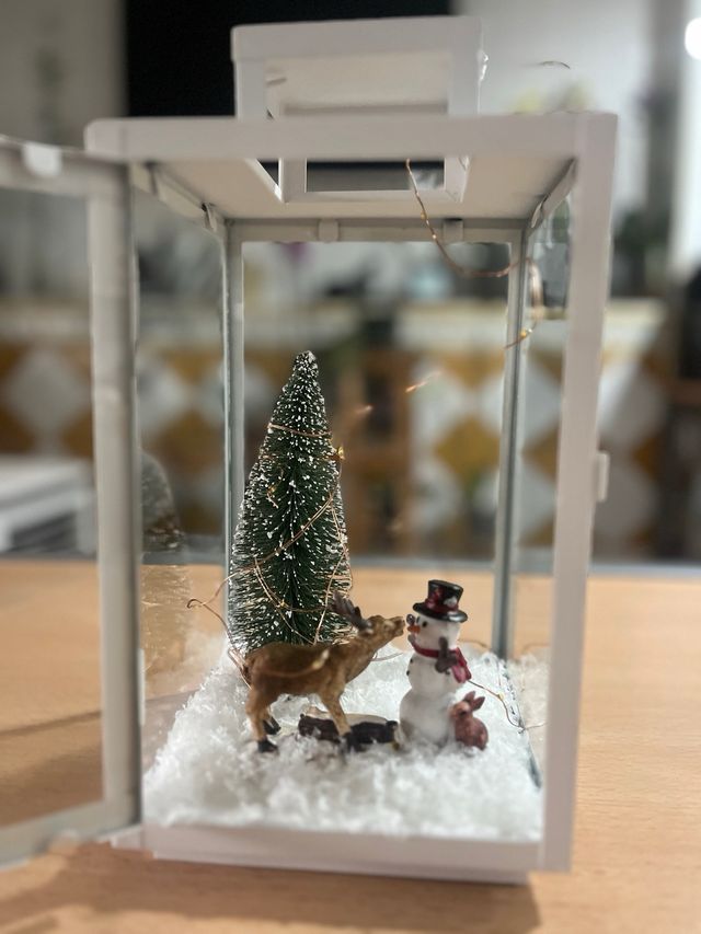 Farolillo con escena navideña.