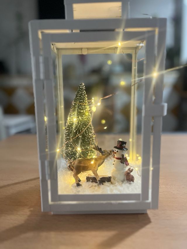 Farolillo con escena navideña.