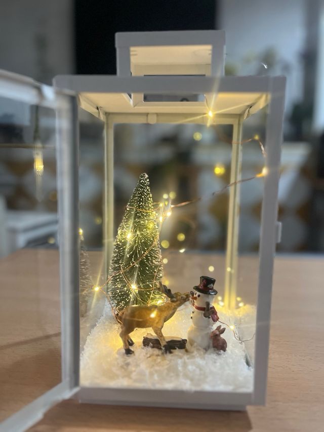 Farolillo con escena navideña.