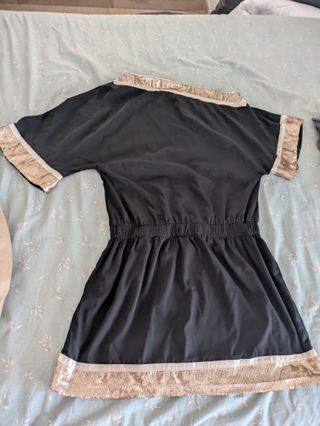 Traje negro con detalles dorados
