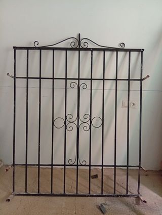 Reja y ventana de madera
