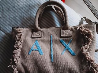 Bolso Armani de mano y bandolera beige