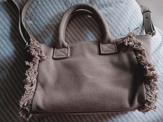 Bolso Armani de mano y bandolera beige