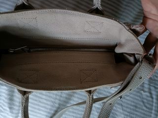 Bolso Armani de mano y bandolera beige