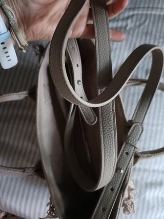 Bolso Armani de mano y bandolera beige