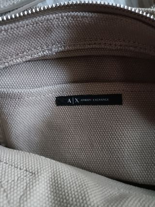 Bolso Armani de mano y bandolera beige