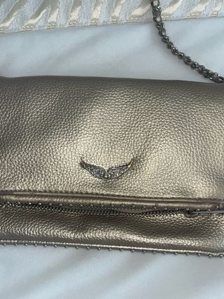 Bolso dorado con alas cadena y detalles