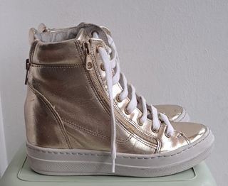 Zapatillas altas doradas estilo Converse
