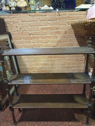 Estantería de madera rústica
