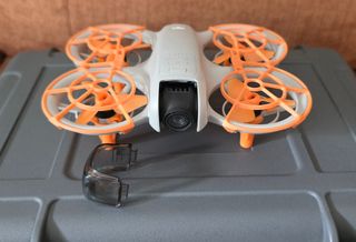 Dron DJI NEO con accesorios
