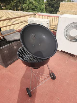 Barbacoa grill negra con ruedas