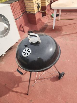 Barbacoa grill negra con ruedas
