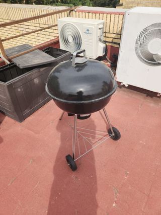 Barbacoa grill negra con ruedas