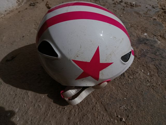 Casco bici/patinete niña blanco estrellas