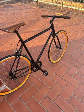 Bicicleta fixed negra y naranja
