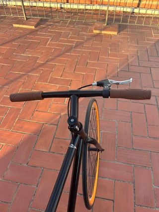 Bicicleta fixed negra y naranja