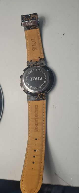 Reloj Tous Negro con Detalles Dorados
