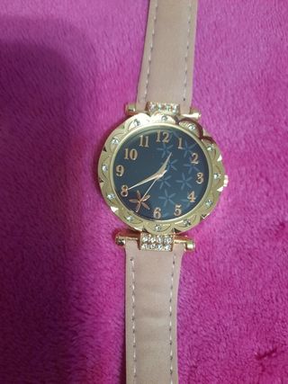 Reloj mujer dorado con detalles