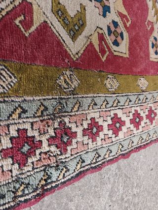 Alfombra de lana con diseño geométrico