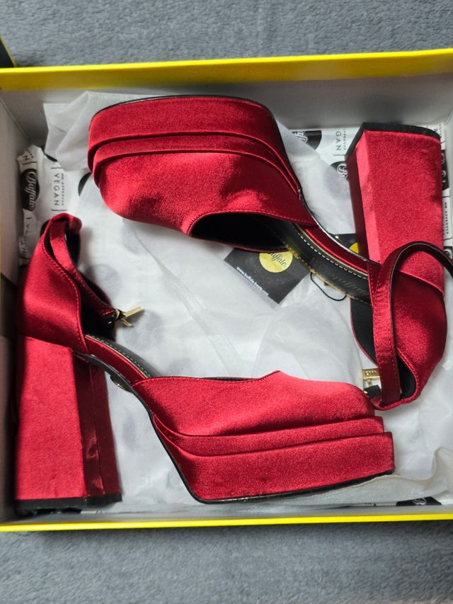 Tacones rojos plataforma Buffalo Talla 37