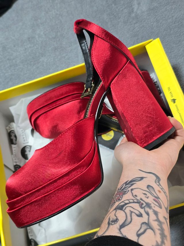 Tacones rojos plataforma Buffalo Talla 37