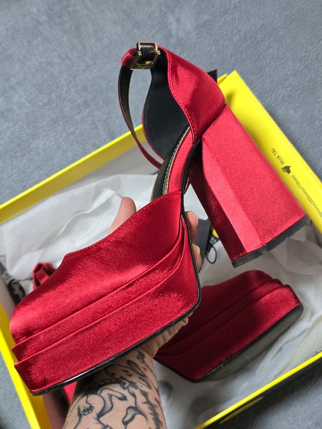 Tacones rojos plataforma Buffalo Talla 37