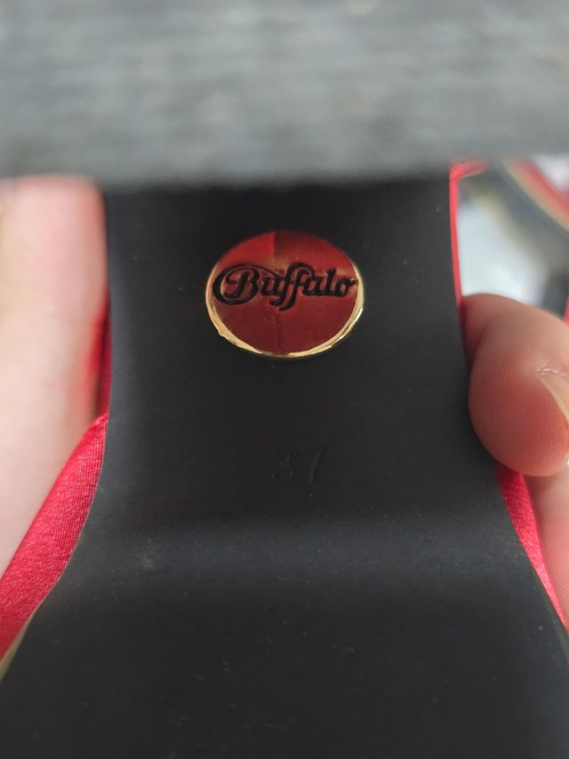 Tacones rojos plataforma Buffalo Talla 37