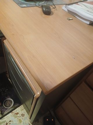 Escritorio y mesita de noche