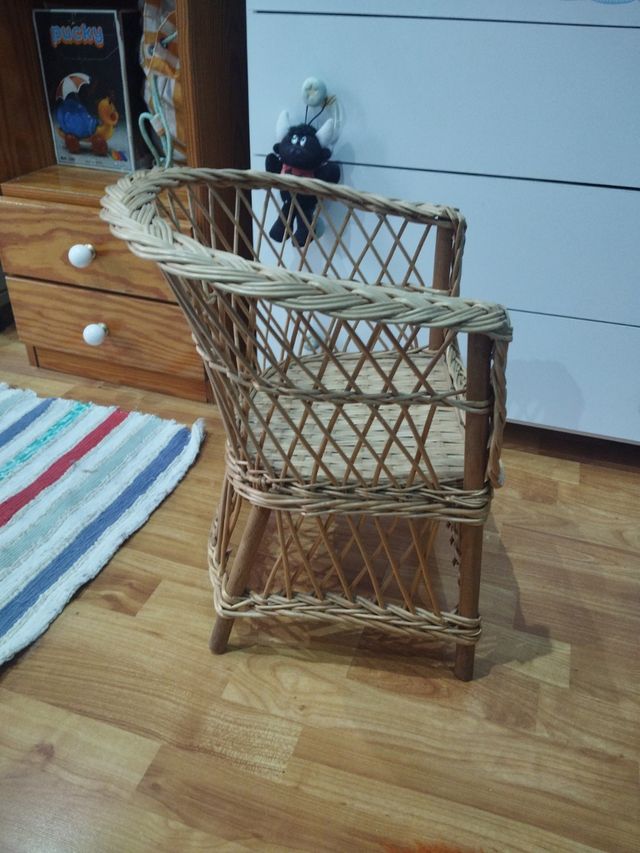 Silla de mimbre para niñs.