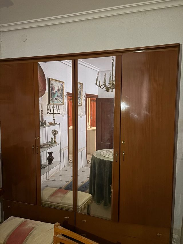 Armario antiguo de madera maciza – 4 puertas