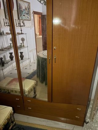 Armario antiguo de madera maciza – 4 puertas
