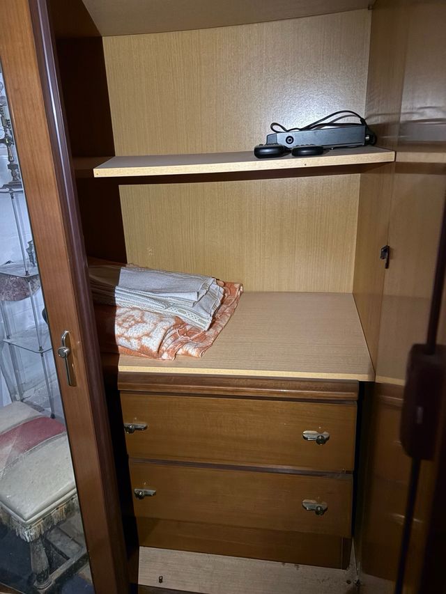 Armario antiguo de madera maciza – 4 puertas