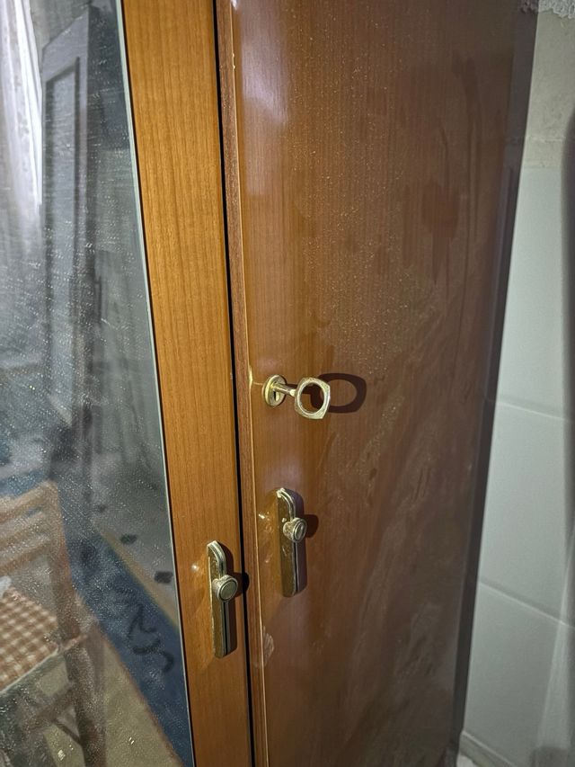 Armario antiguo de madera maciza – 4 puertas