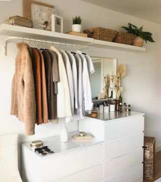 Barra extensible para ropa MULIG de IKEA