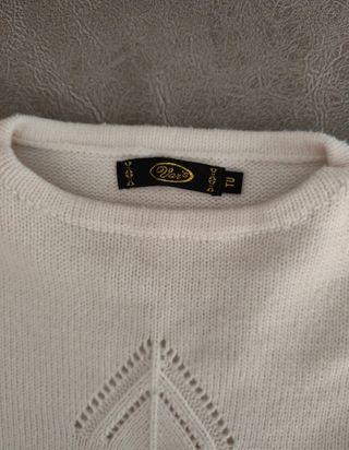 Jersey blanco con patrones y líneas negras