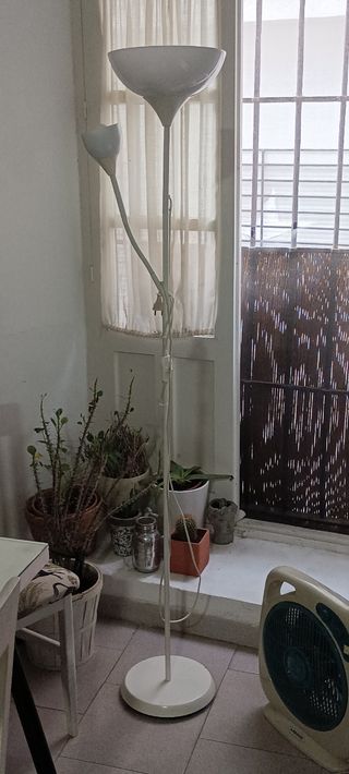 Lámpara de pie blanca