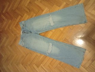 Pantalón vaquero tiro medio-alto desgastado